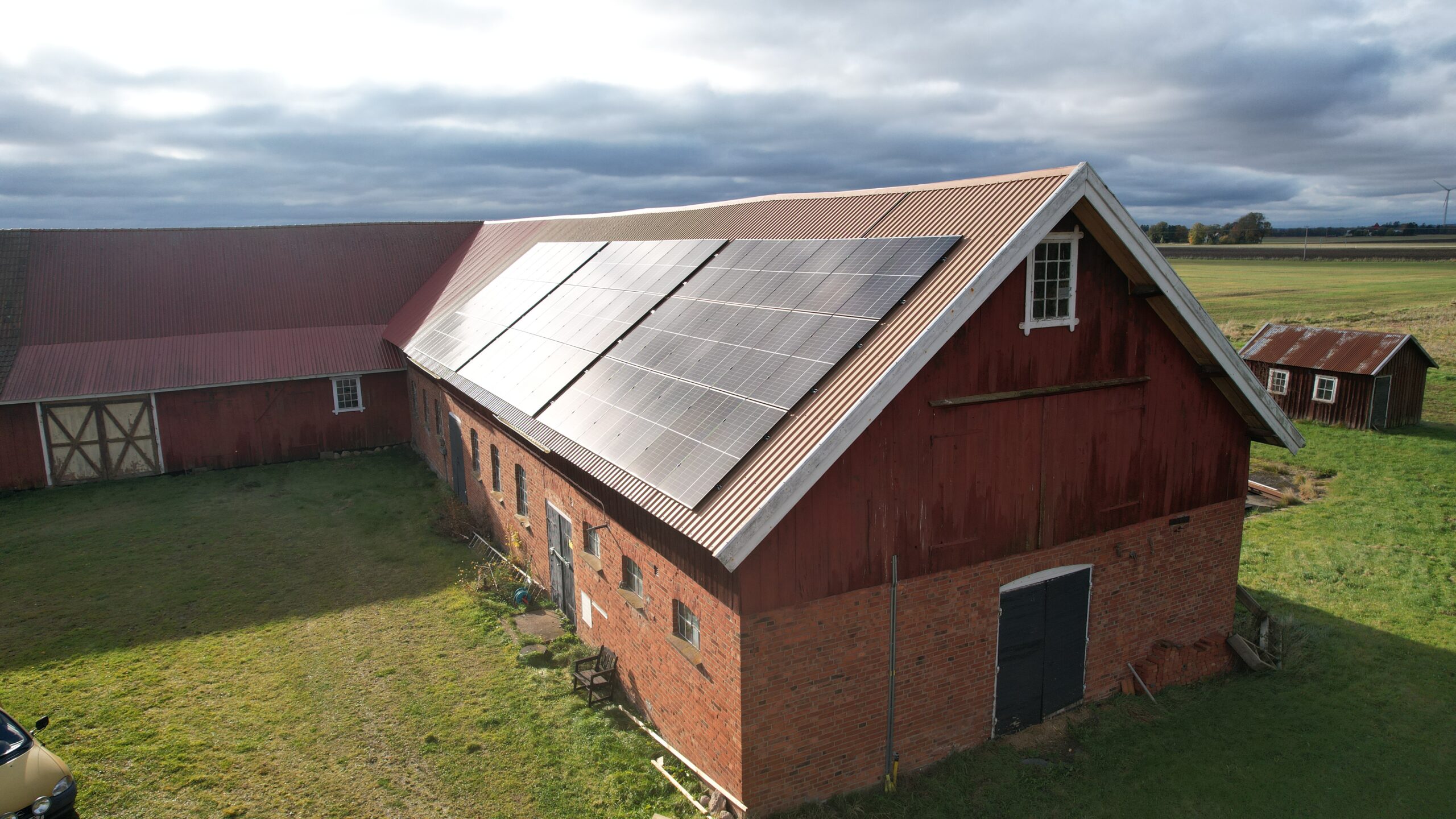 En ladugård med solceller, drönarbild